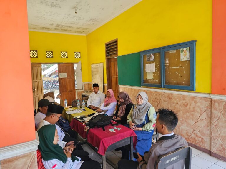 Aksi Cepat Calon Wakil Bupati Situbondo, Saat Kunjungi Kebakaran Perpustakaan SMK Khamas Kertosari