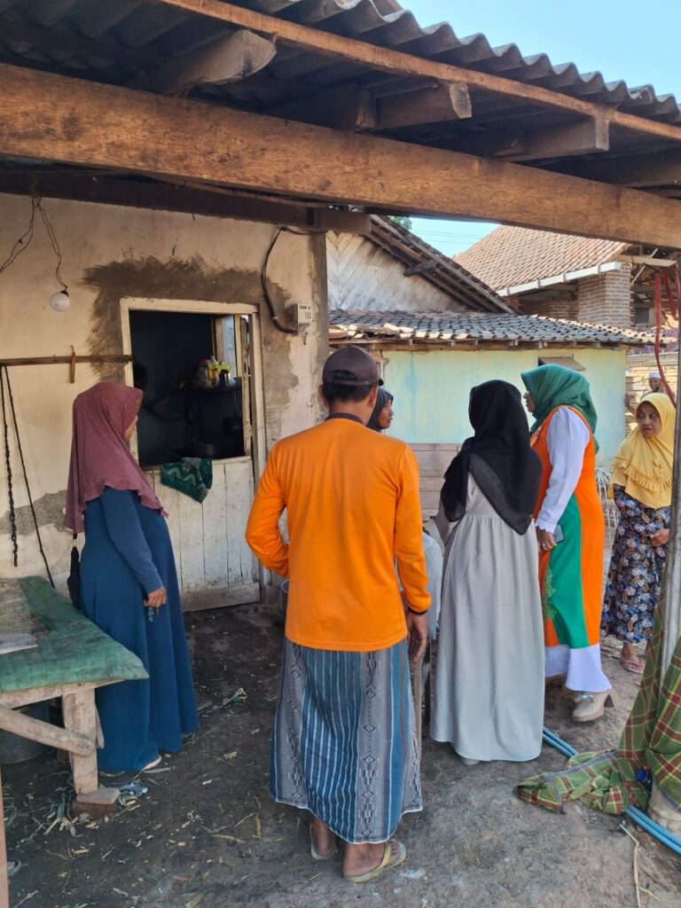 Ulfiyah Tunjukkan Kepedulian dengan Kunjungan ke Korban Kebakaran di Dusun Sidomulyo